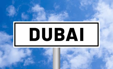 Mavi gökyüzü arka planında Dubai yol tabelası