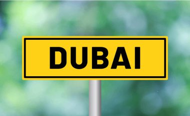Arka planda Dubai yol tabelası