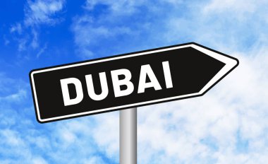 Mavi gökyüzü arka planında Dubai yol tabelası