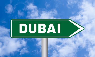 Mavi gökyüzü arka planında Dubai yol tabelası