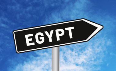 Bulutlu arka planda Mısır yol tabelası