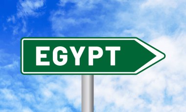 Bulutlu arka planda Mısır yol tabelası