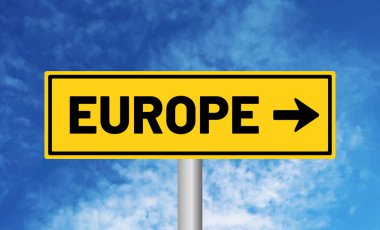 Bulutlu arka planda Avrupa yol işareti