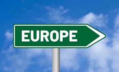 Bulutlu arka planda Avrupa yol işareti