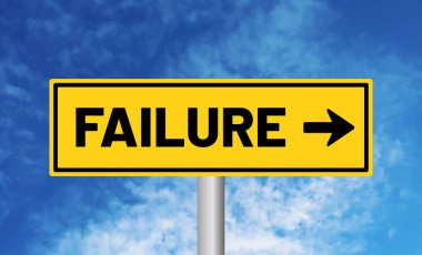 Mavi gökyüzü arka planında arıza işareti