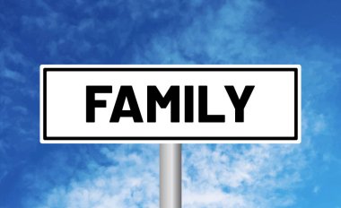 Bulutlu arka planda aile yolu tabelası