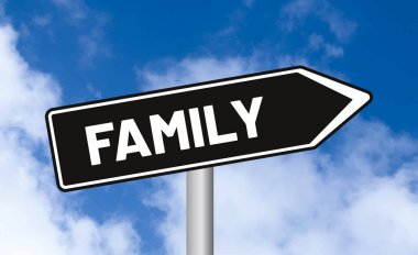 Bulutlu arka planda aile yolu tabelası