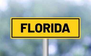 Bulanık arka planda Florida yol tabelası
