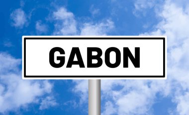 Bulutlu arkaplanda Gabon yol tabelası
