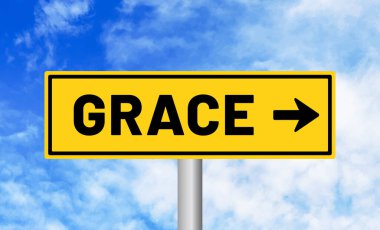 Gökyüzü arka planında Grace yol işareti