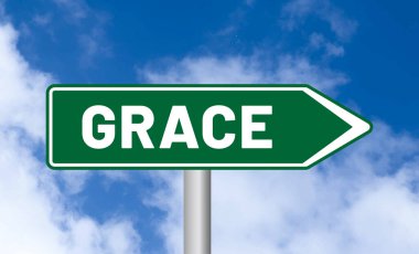Gökyüzü arka planında Grace yol işareti