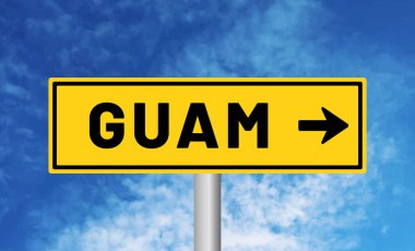 Gökyüzü arka planında Guam yol işareti
