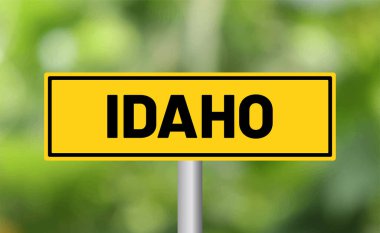 Bulanık arkaplanda Idaho yol işareti