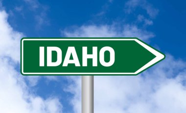 Mavi gökyüzü arka planında Idaho yol işareti