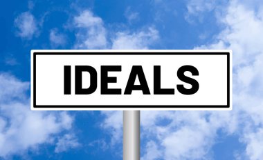 Bulutlu arkaplanda ideal yol işareti