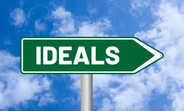 Bulutlu arkaplanda ideal yol işareti