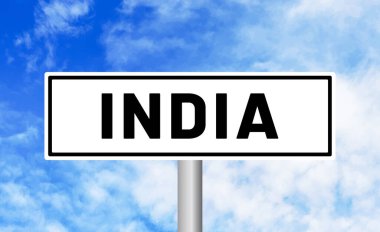 Mavi gökyüzü arka planında Hindistan yol tabelası