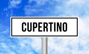 Mavi gökyüzü arka planında Cupertino yol tabelası