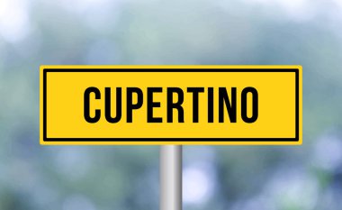Arka planda Cupertino yol tabelası