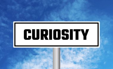 Bulutlu gökyüzü arka planında merak yol işareti