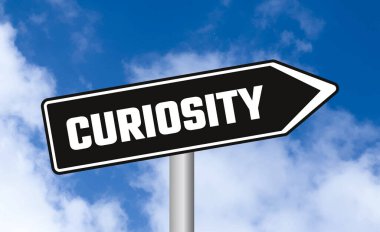 Bulutlu gökyüzü arka planında merak yol işareti