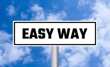 Mavi gökyüzü arka planında kolay yol işareti