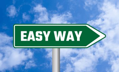 Mavi gökyüzü arka planında kolay yol işareti