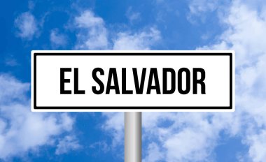 Arka planda El Salvador yol tabelası