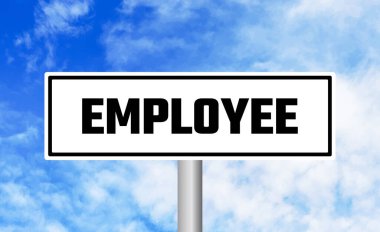 Bulutlu arka planda çalışan yol işareti