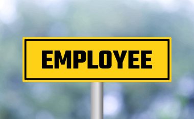 Bulanık arkaplanda çalışan yol tabelası