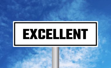 Bulutlu arka planda mükemmel yol işareti