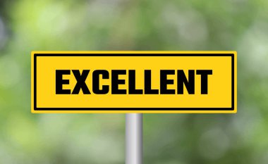 Bulanık arka planda mükemmel yol işareti