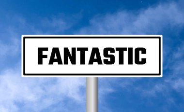 Bulutlu arka planda fantastik yol işareti