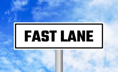 Arka planda hızlı şerit işareti