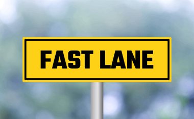 Arka planda hızlı şerit işareti