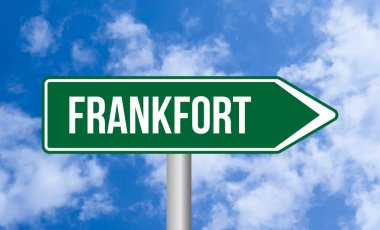 Bulutlu arka planda Frankfort yol tabelası