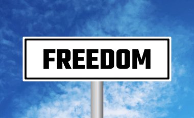 Bulutlu arka planda özgürlük tabelası