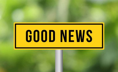 Bulanık arkaplanda iyi haber tabelası