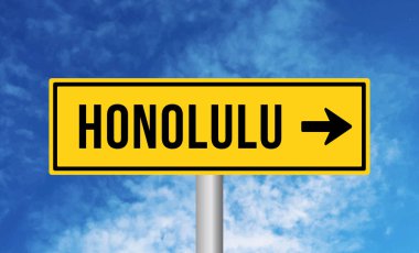 Mavi gökyüzü arka planında Honolulu yol işareti