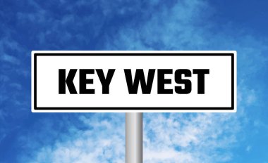 Gökyüzü arka planında anahtar batı yol işareti