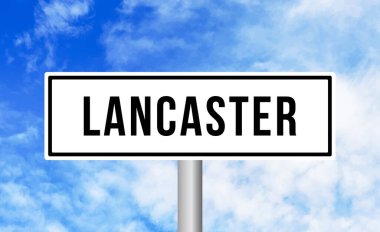 Gökyüzü arka planında Lancaster yol işareti