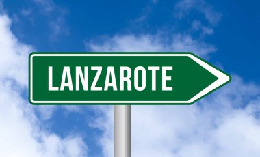 Bulutlu arkaplanda Lanzarote yol işareti