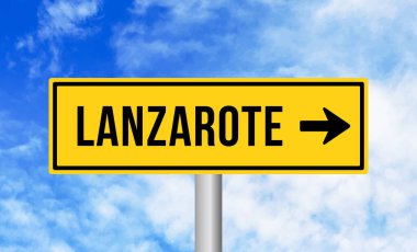 Bulutlu arkaplanda Lanzarote yol işareti