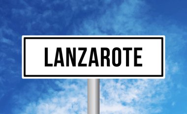 Bulutlu arkaplanda Lanzarote yol işareti