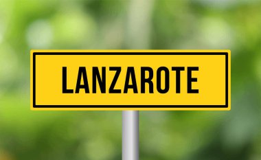 Bulanık arkaplanda Lanzarote yol işareti