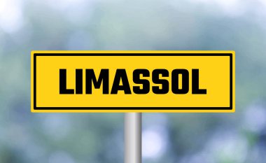 Bulanık arkaplanda Limasol yol işareti