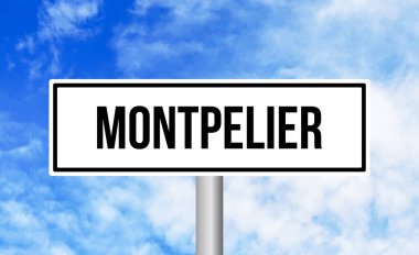 Bulutlu arkaplanda Montpelier yol tabelası