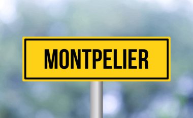 Bulanık arkaplanda Montpelier yol işareti