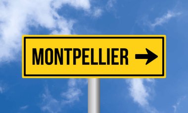Gökyüzü arka planında Montpellier yol işareti