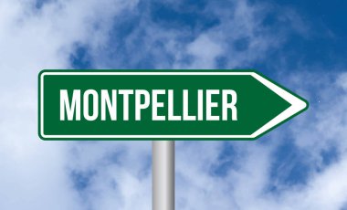 Gökyüzü arka planında Montpellier yol işareti